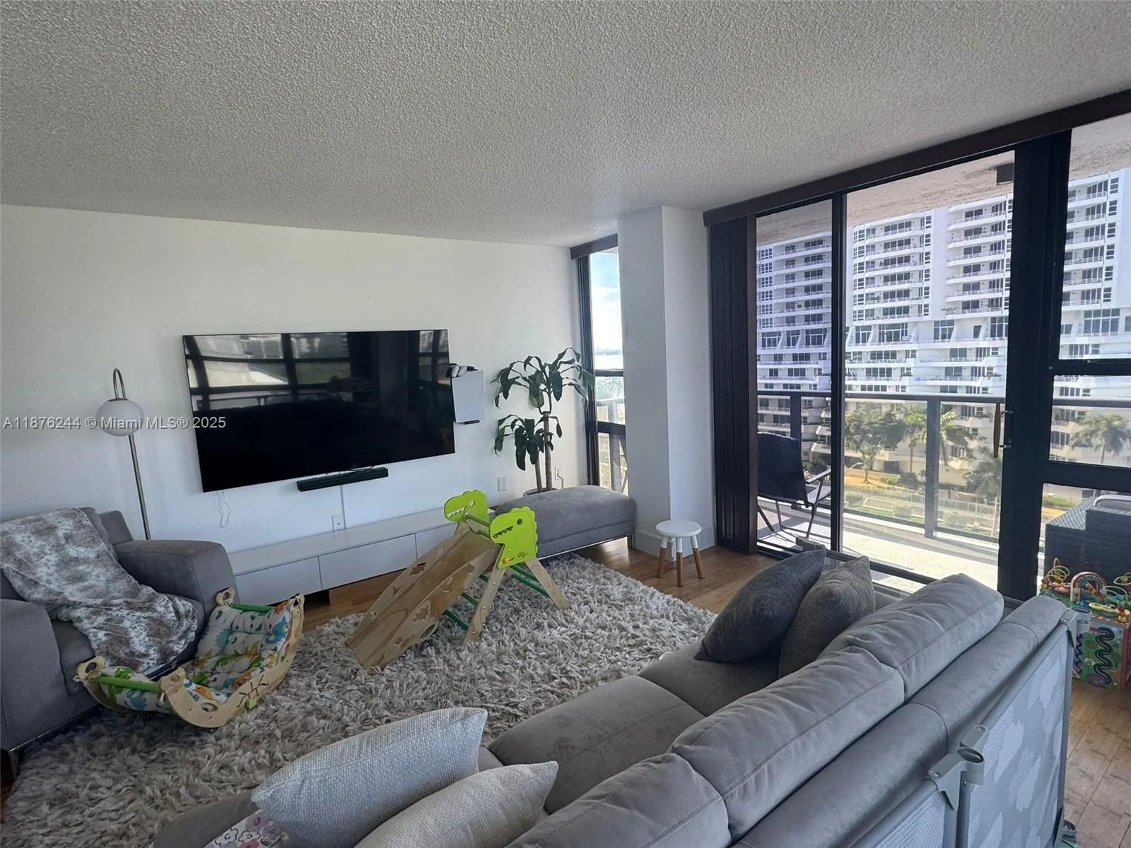 600 NE 36th St, #821