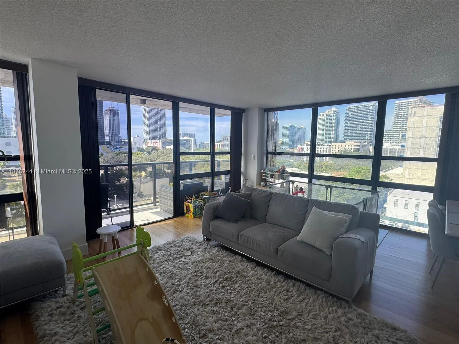 600 NE 36th St, #821