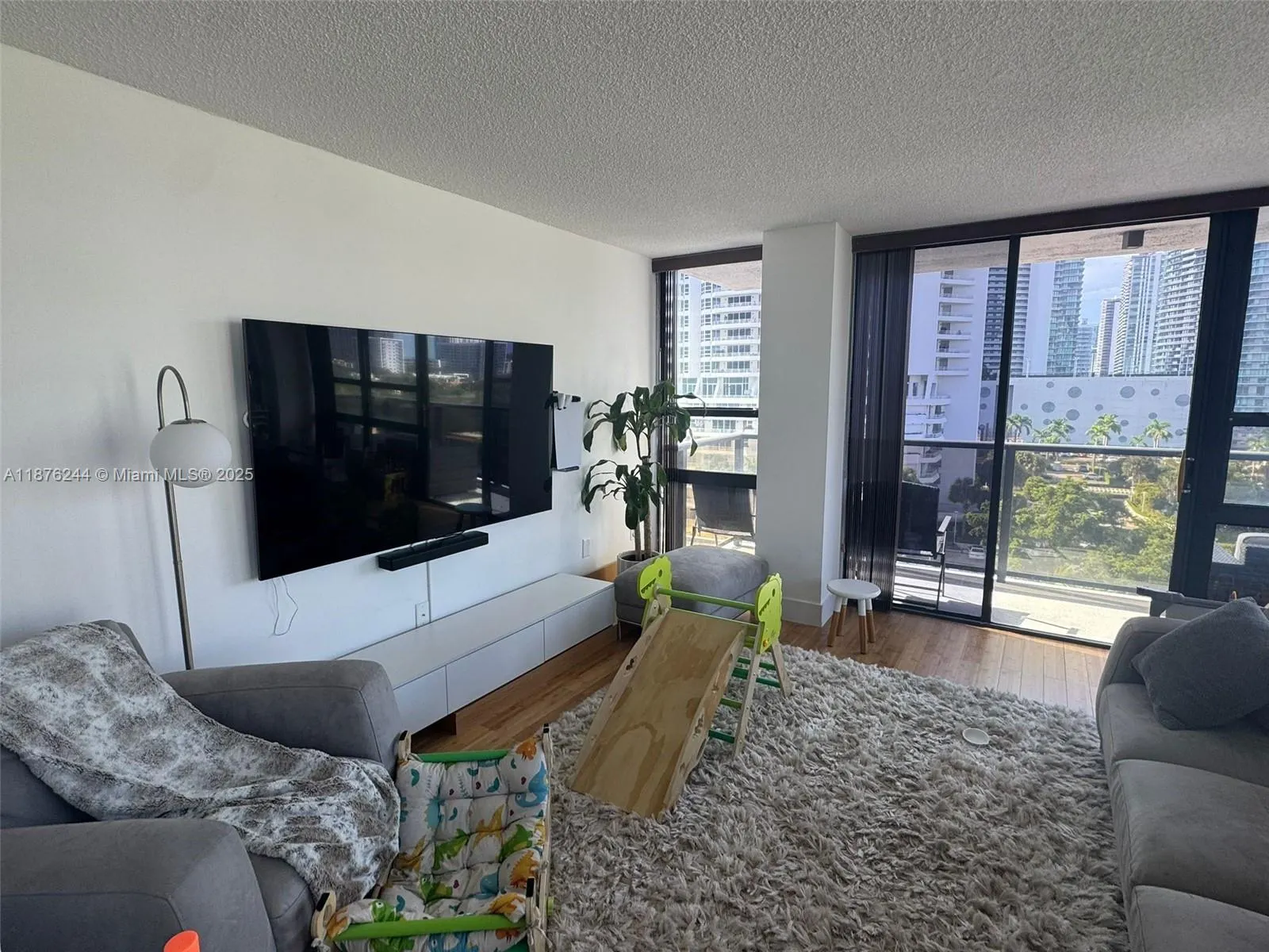 600 NE 36th St, #821