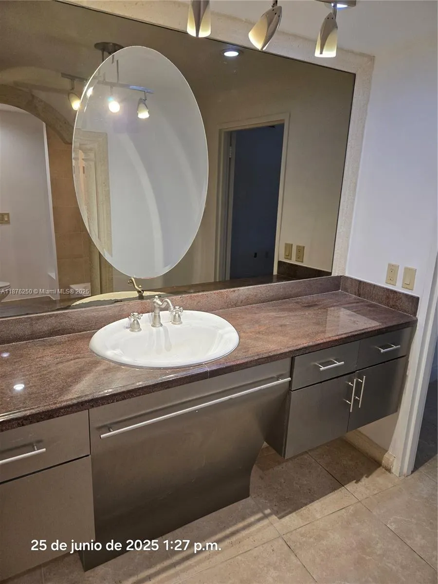 5255 Collins, #1A