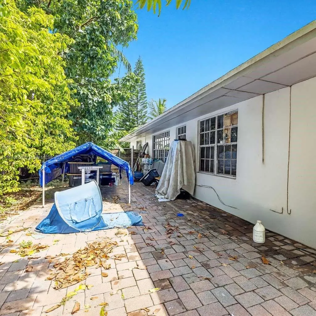 690 NW 18th St