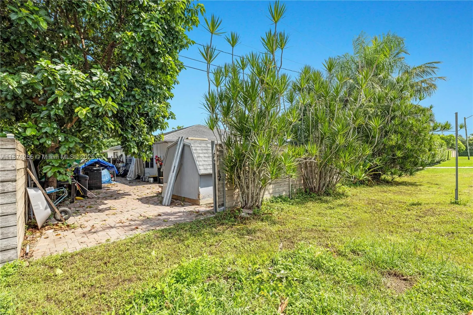 690 NW 18th St