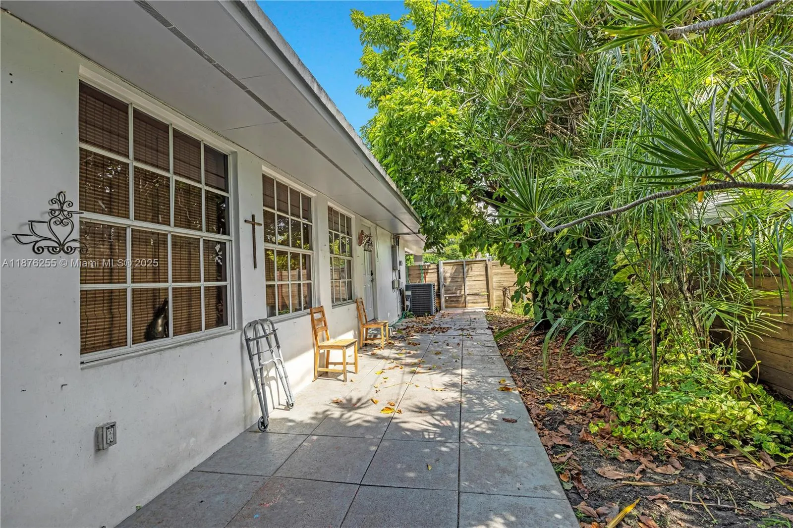 690 NW 18th St