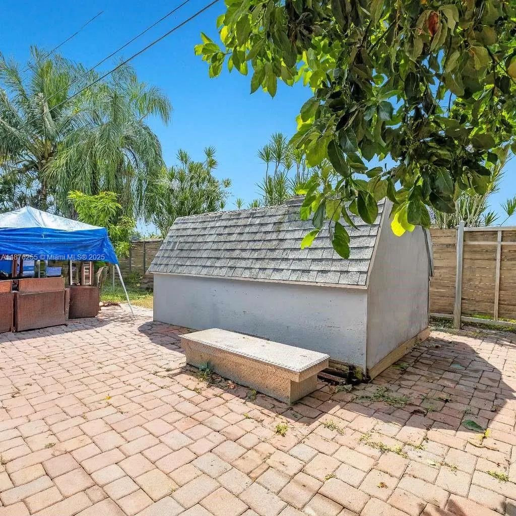 690 NW 18th St