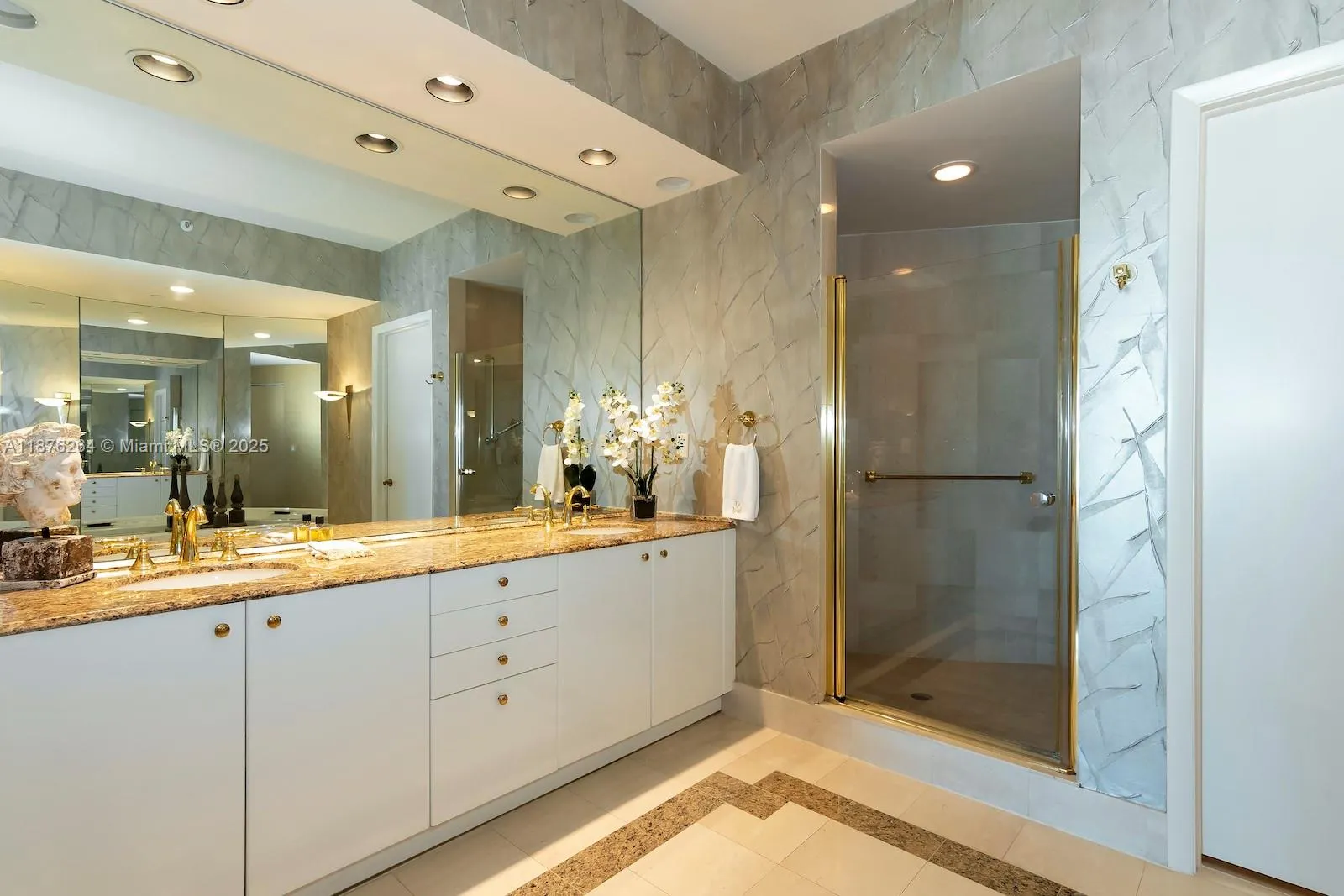 300 S Pointe Dr, #3504