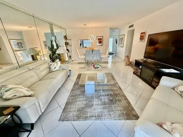 1025 SE 4th Ave, #101