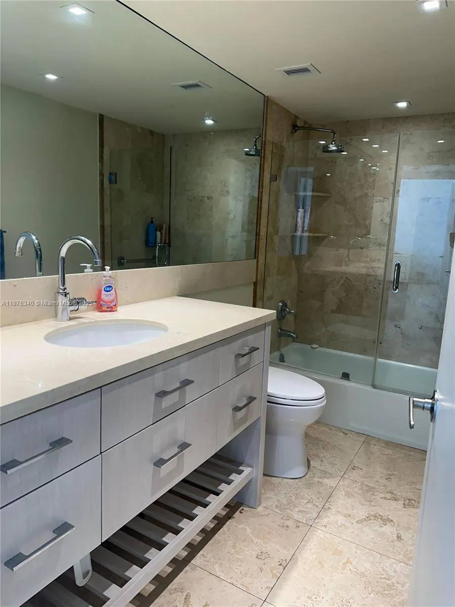 881 Ocean Dr, #19C