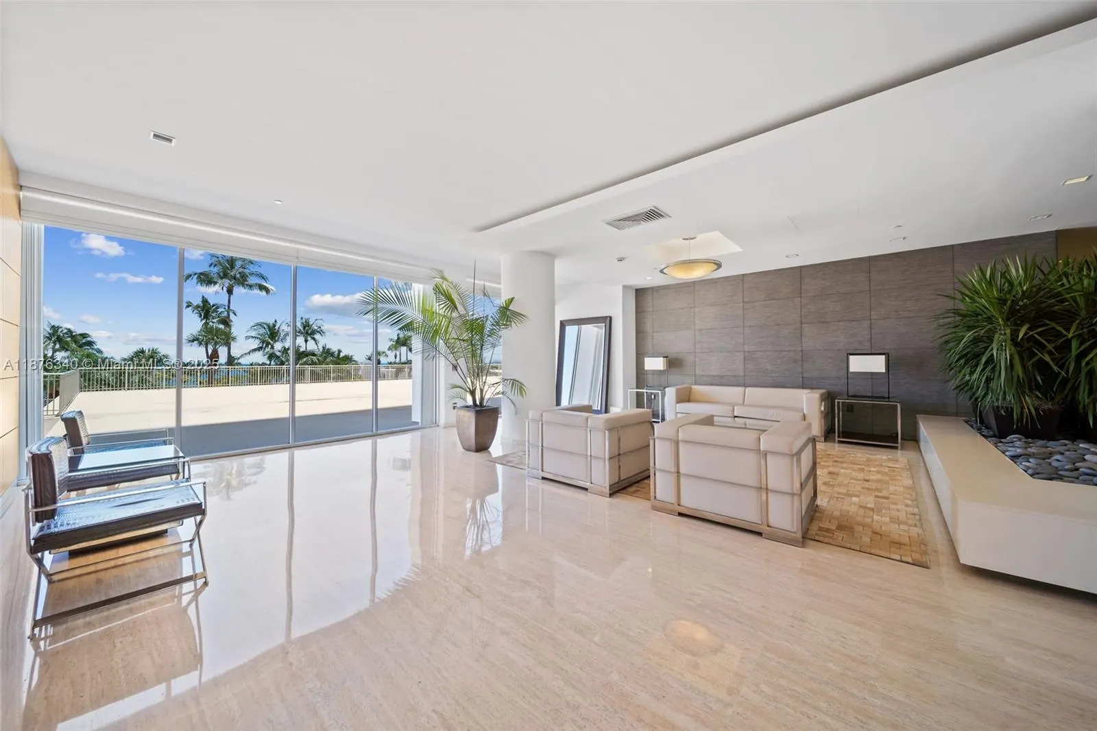 881 Ocean Dr, #19C