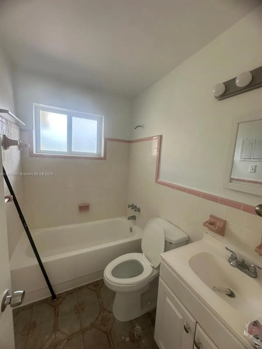 845 W 29th St, #4