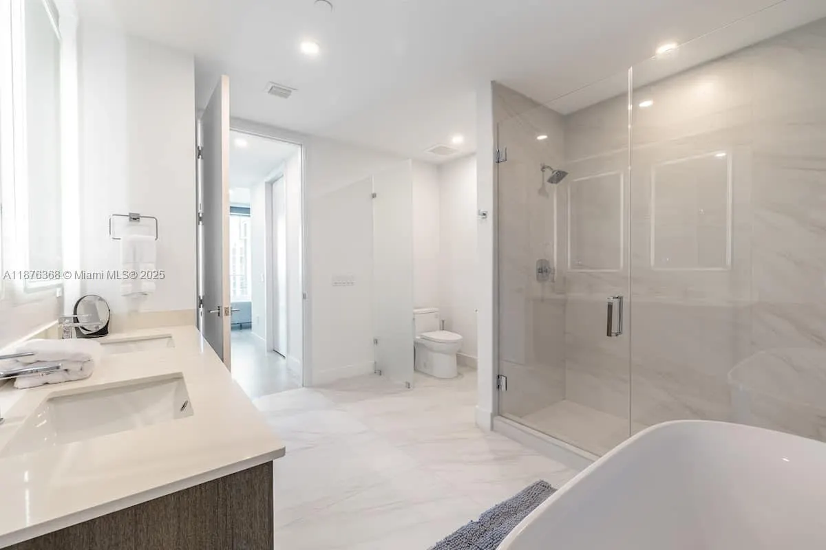 17550 Collins Ave, #1003