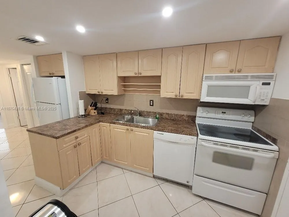 18081 Biscayne Blvd, #1102
