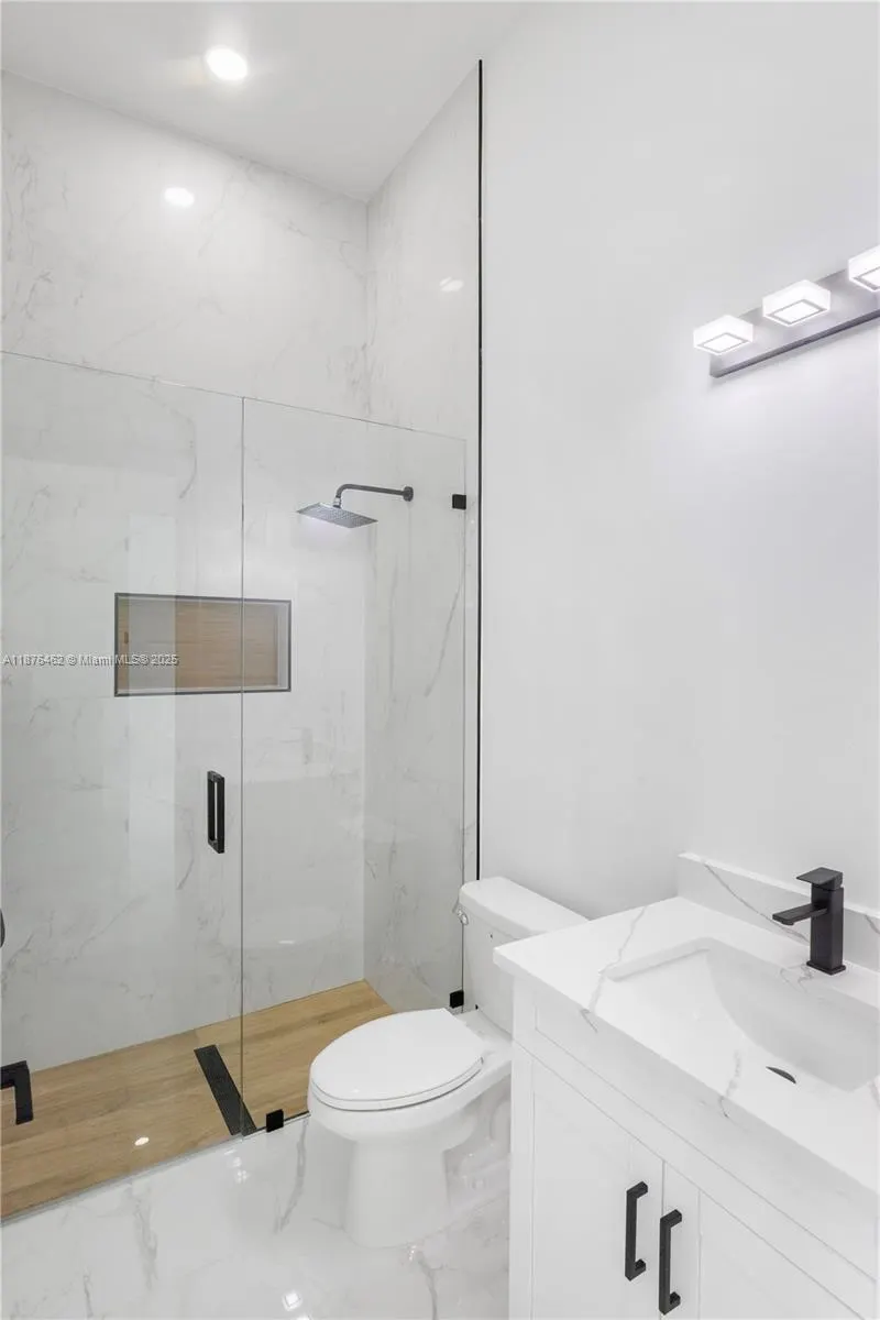 4330 NW 34th St