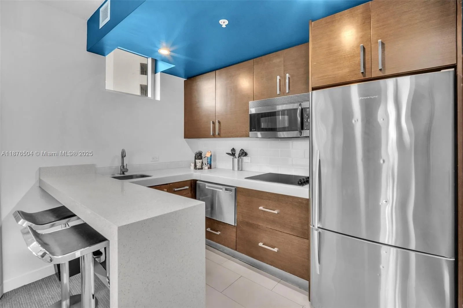 17315 Collins Ave, #607