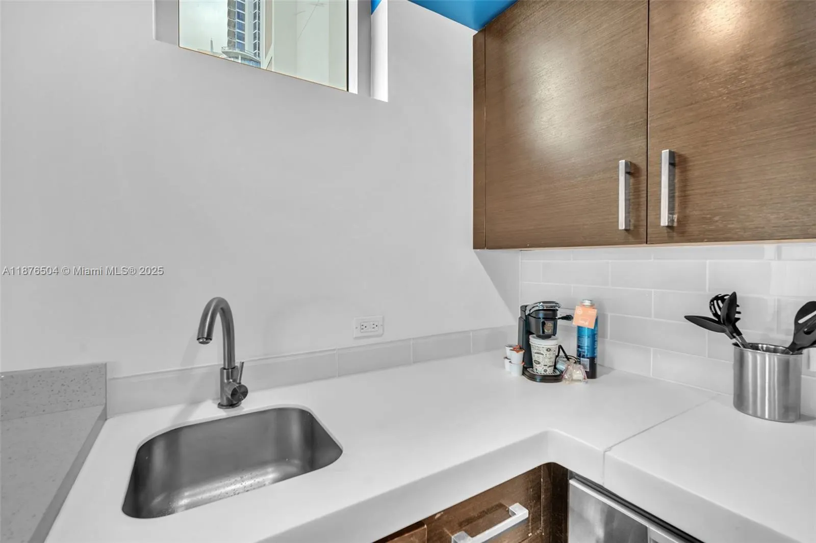 17315 Collins Ave, #607