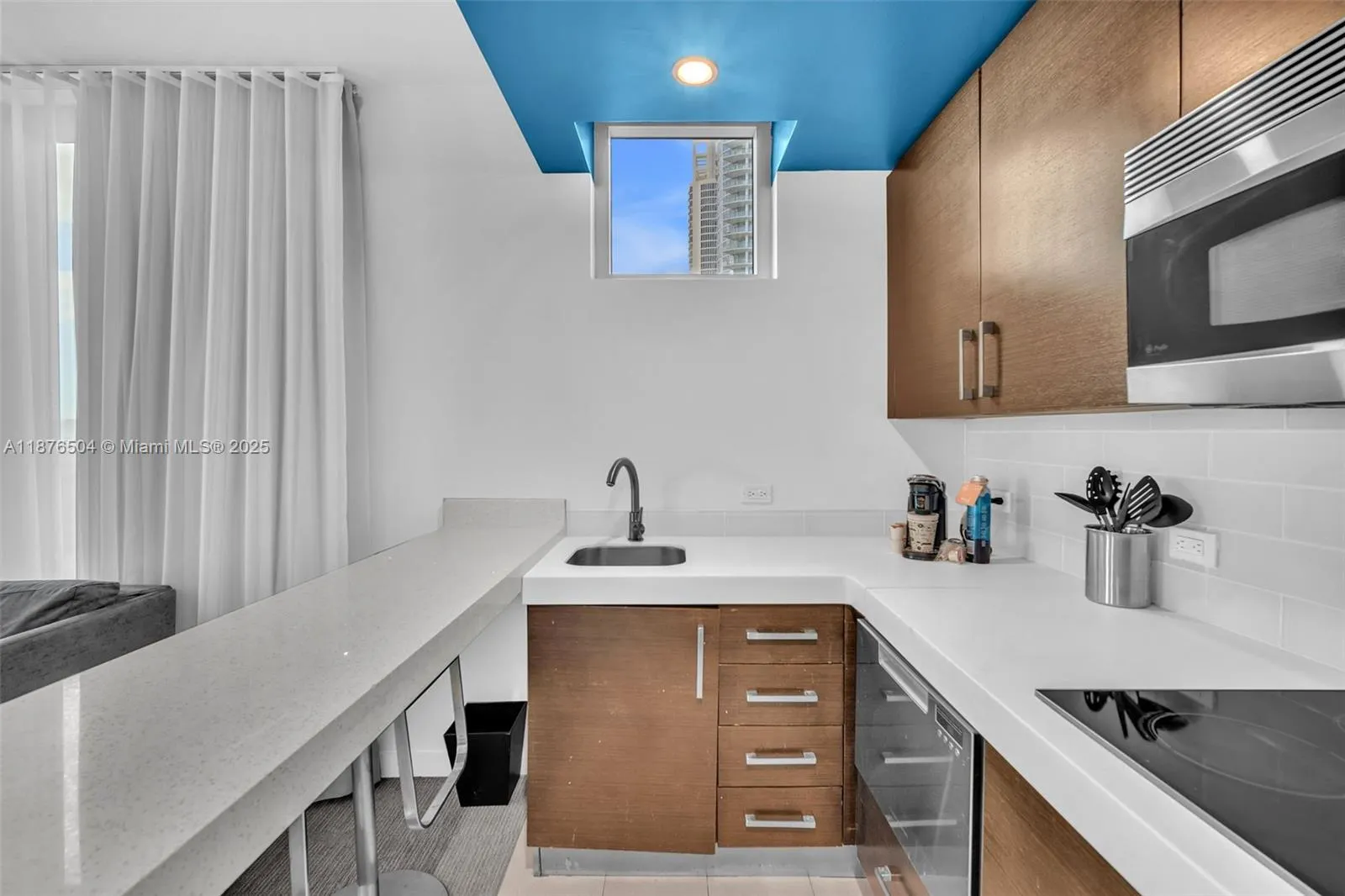 17315 Collins Ave, #607