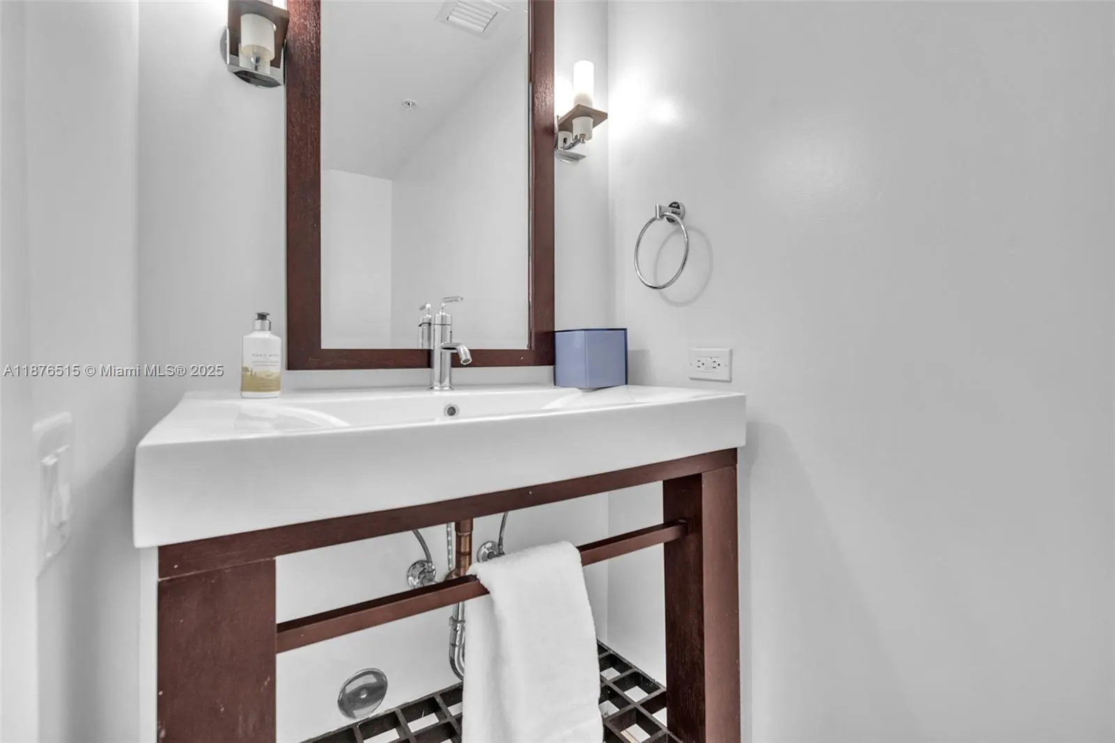 17315 Collins Ave, #702