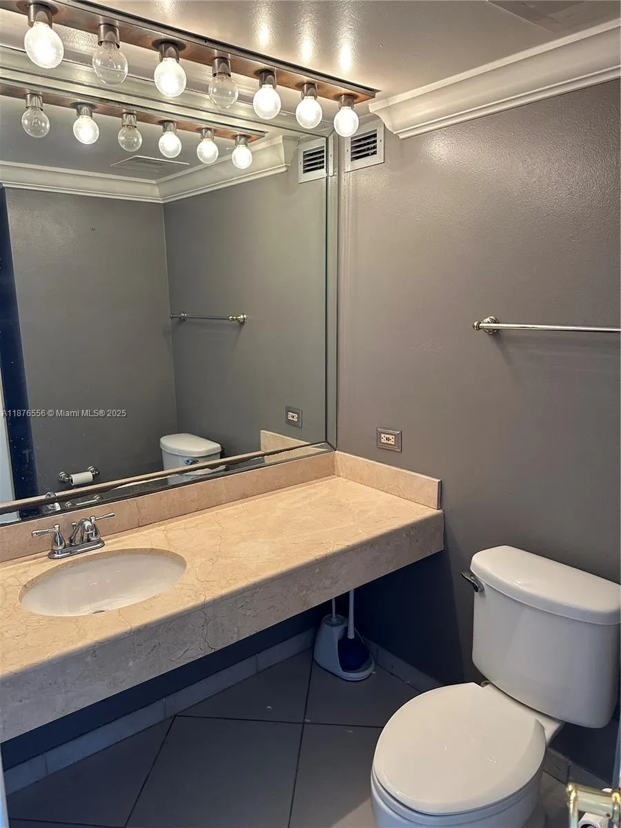 6770 Indian Creek Dr, #11M