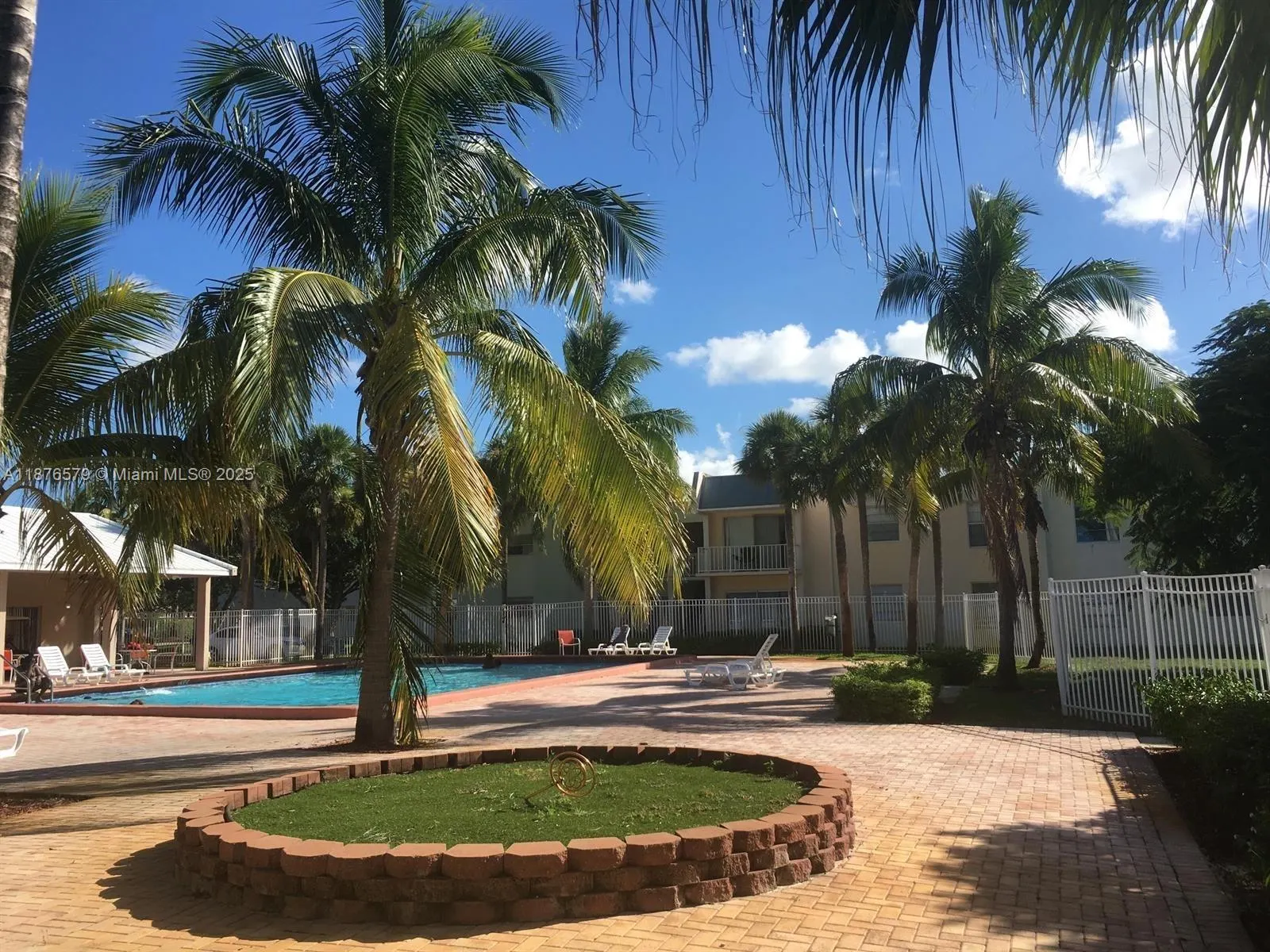 411 Executive Center Dr, #209