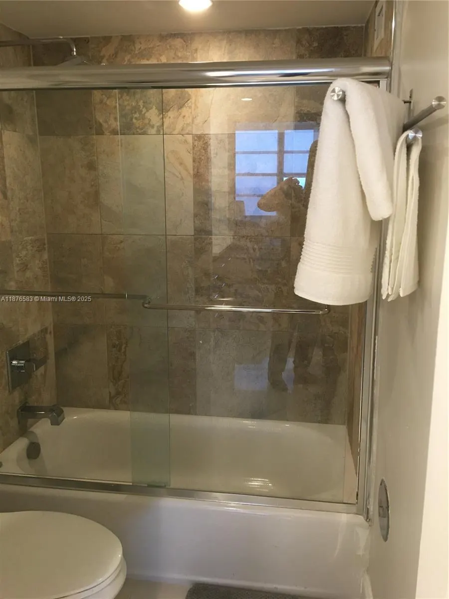 7135 Collins Ave, #1022