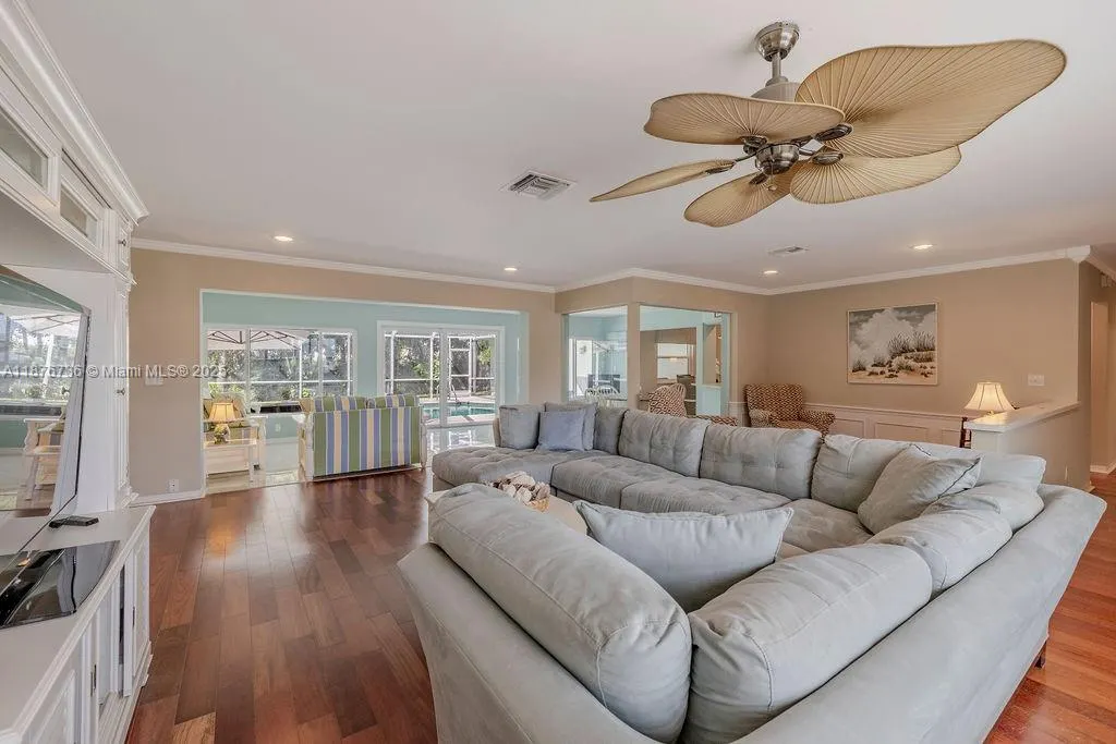 1015 Treasure Ln