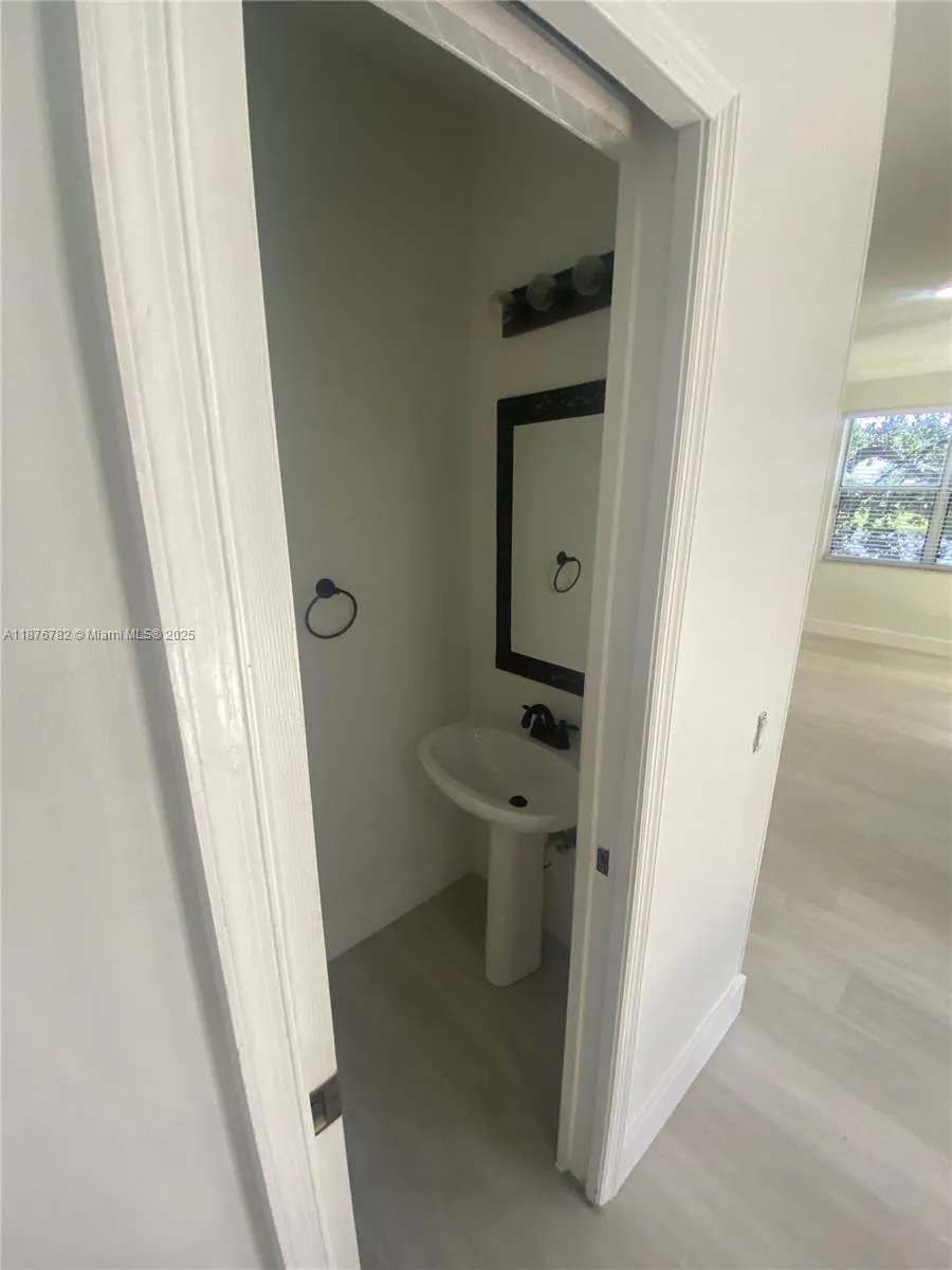 241 E Bayridge Dr