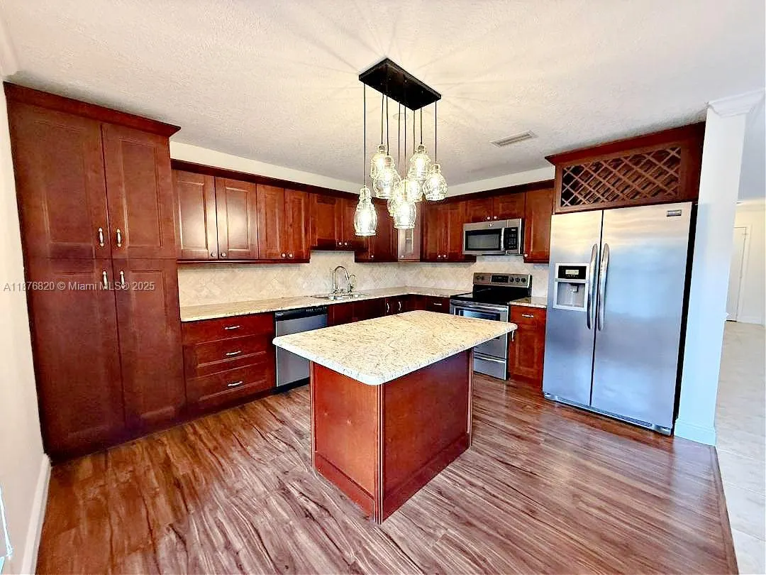 9064 Vineyard Lake Dr