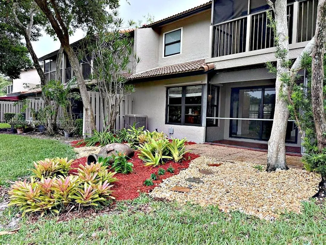 9064 Vineyard Lake Dr