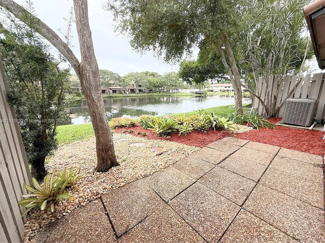 9064 Vineyard Lake Dr