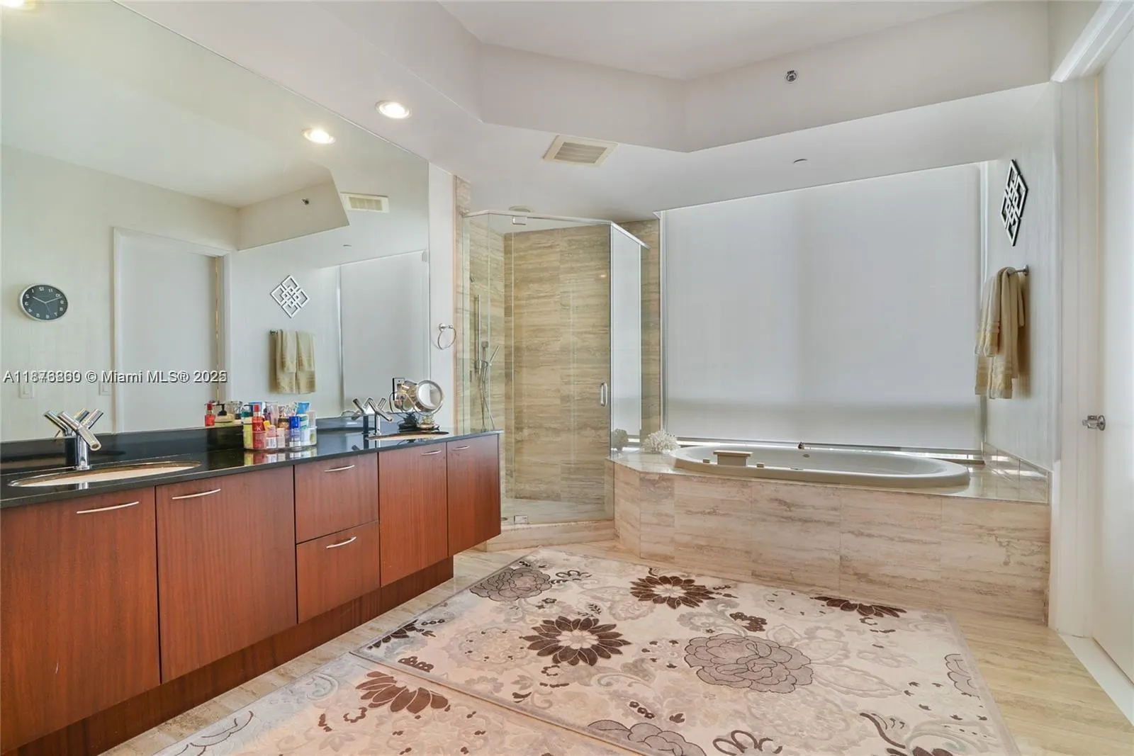 15811 Collins Ave, #704