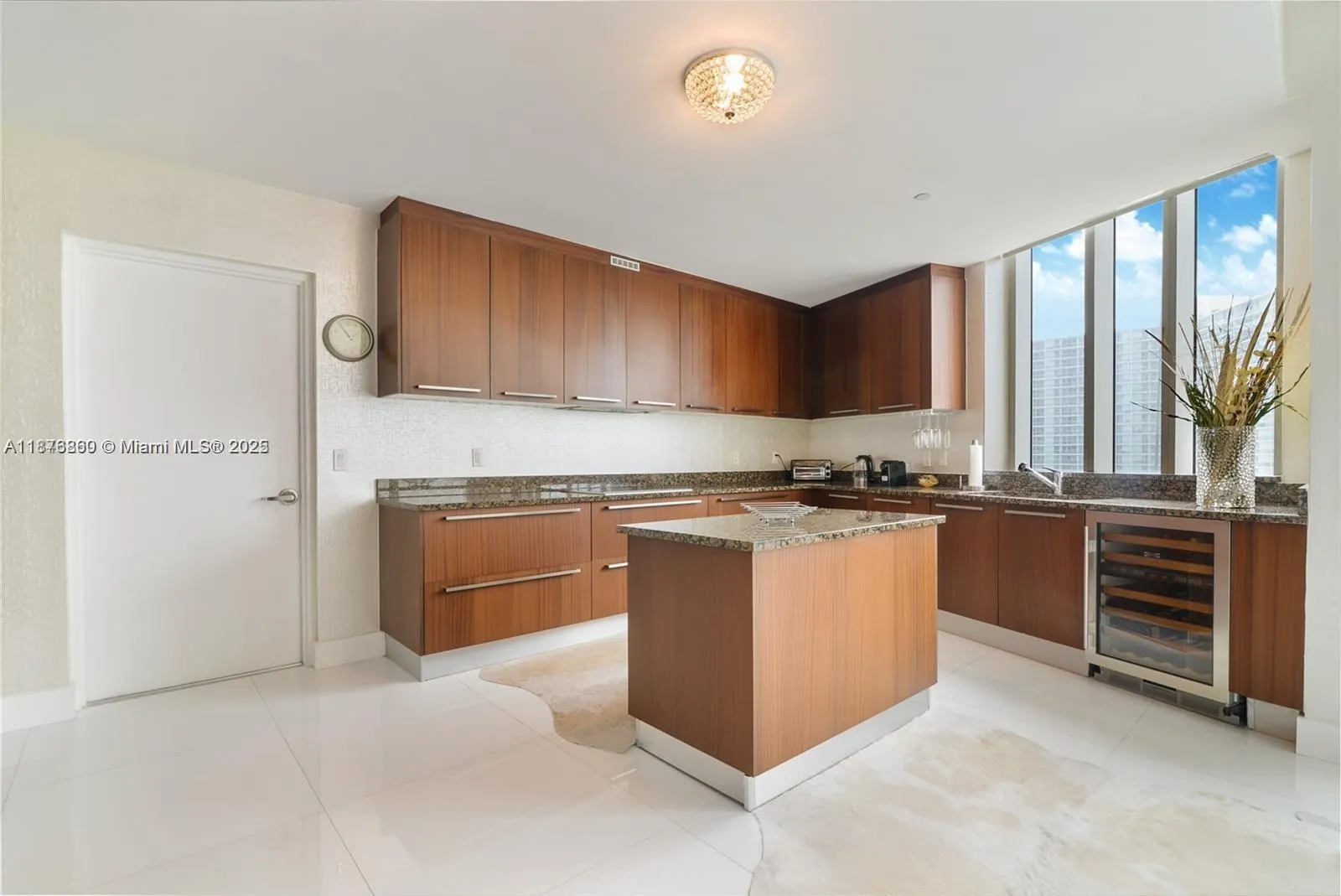 15811 Collins Ave, #704