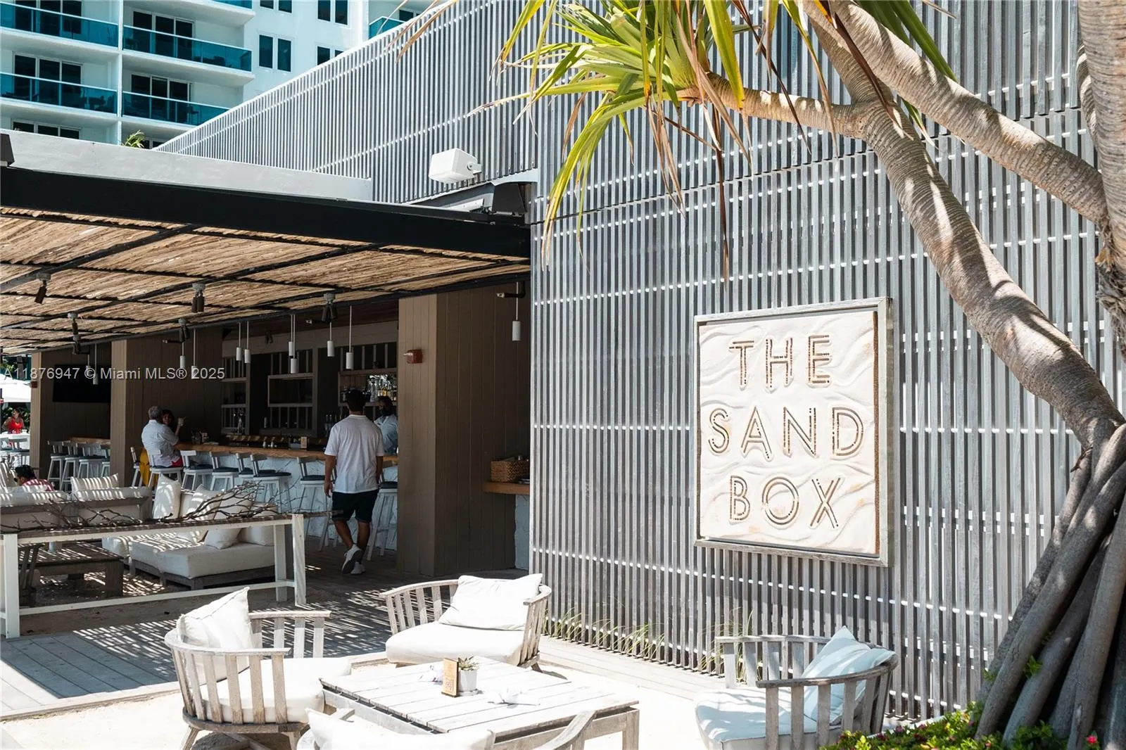 2301 Collins Ave, #303