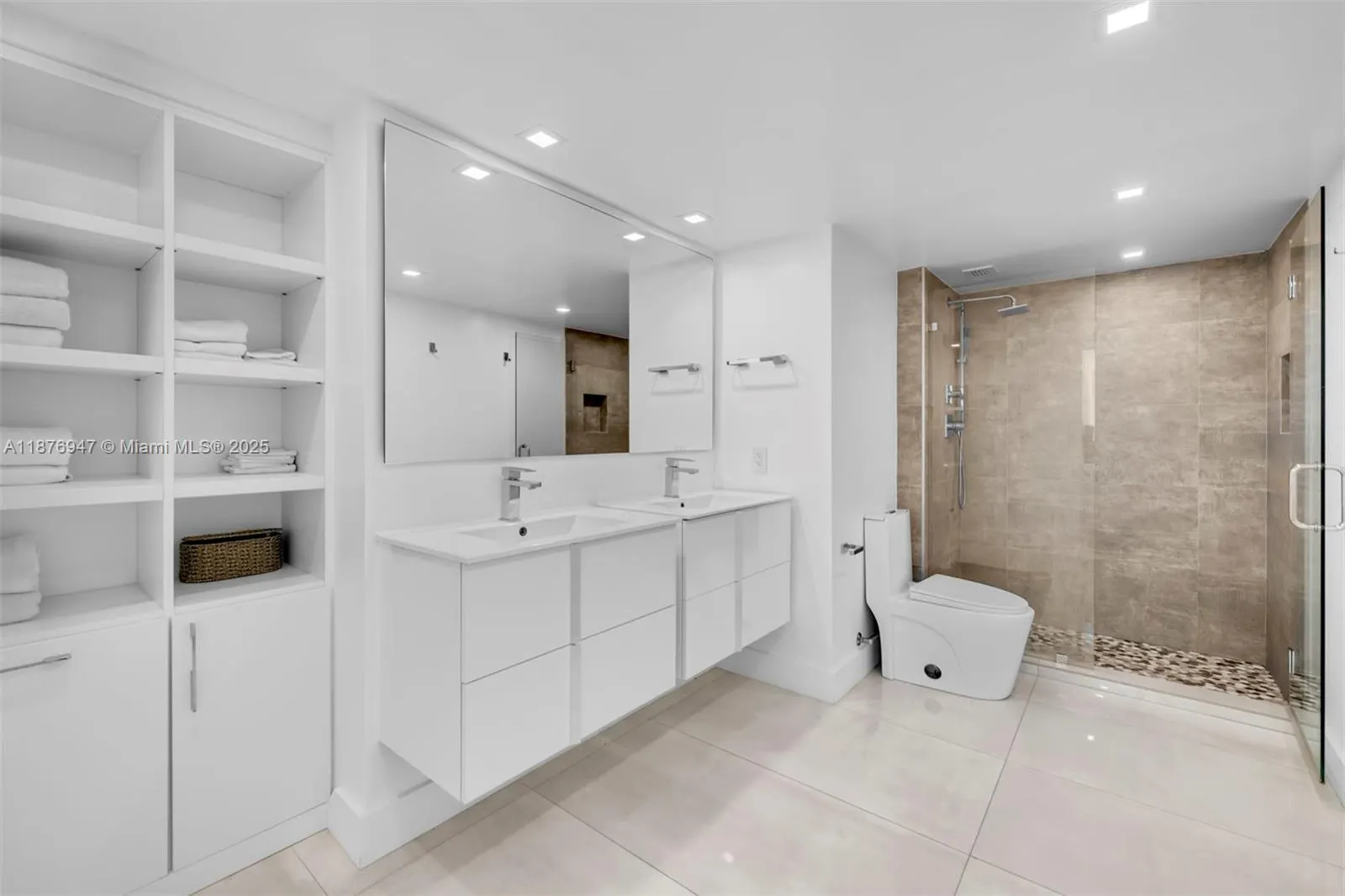 2301 Collins Ave, #303