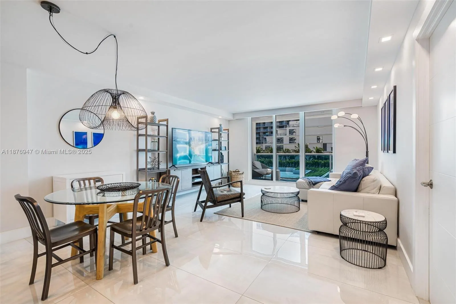 2301 Collins Ave, #303