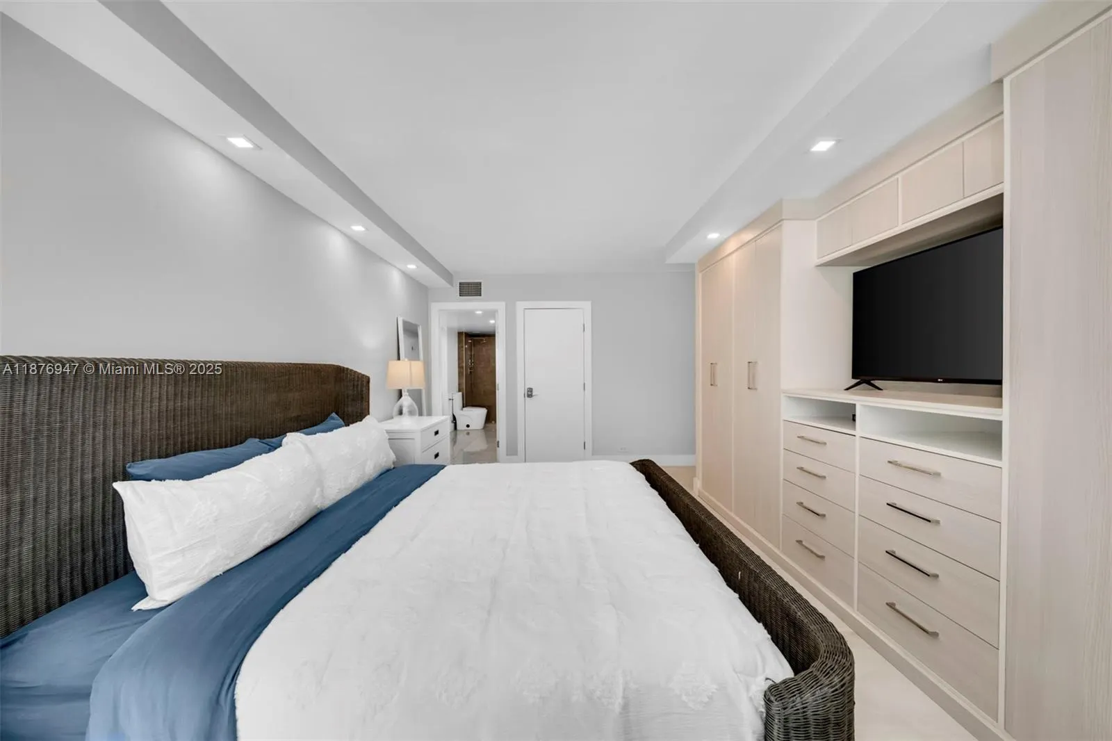 2301 Collins Ave, #303