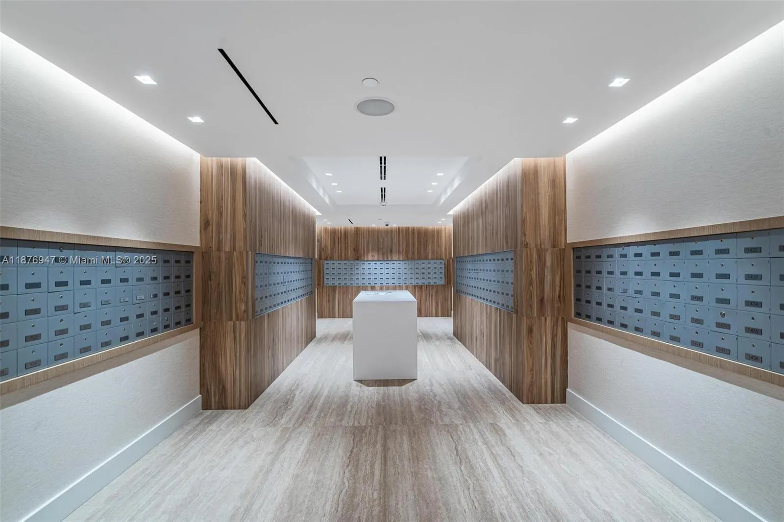 2301 Collins Ave, #303