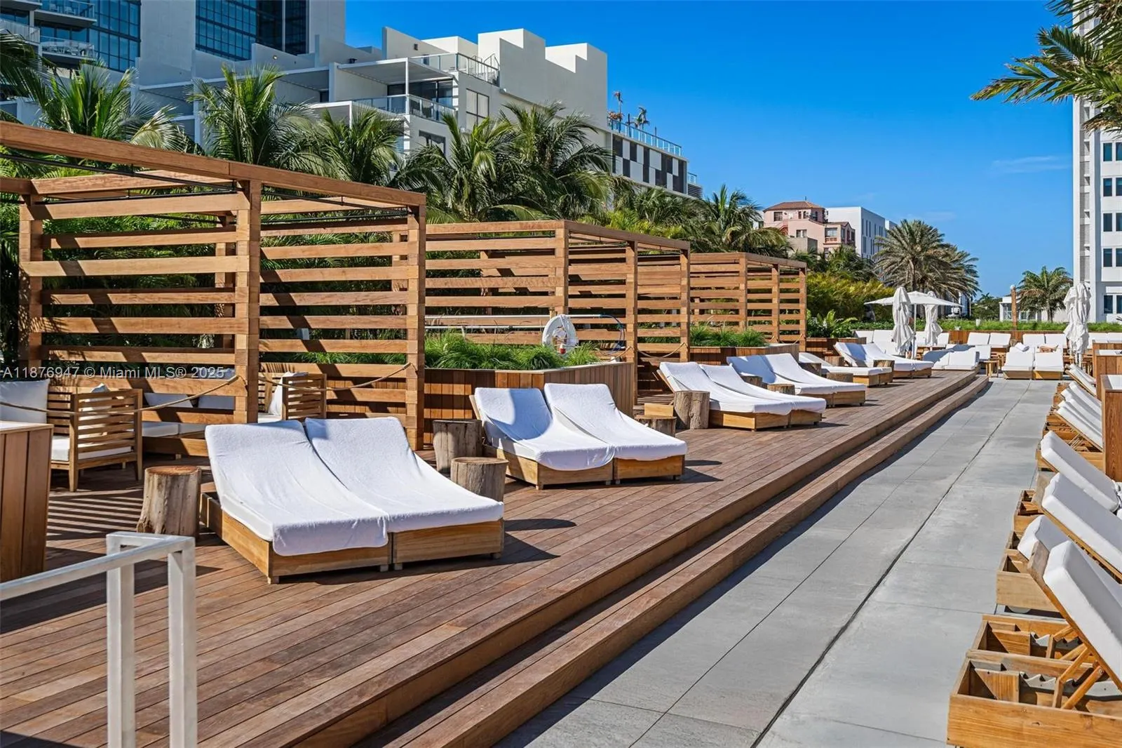 2301 Collins Ave, #303