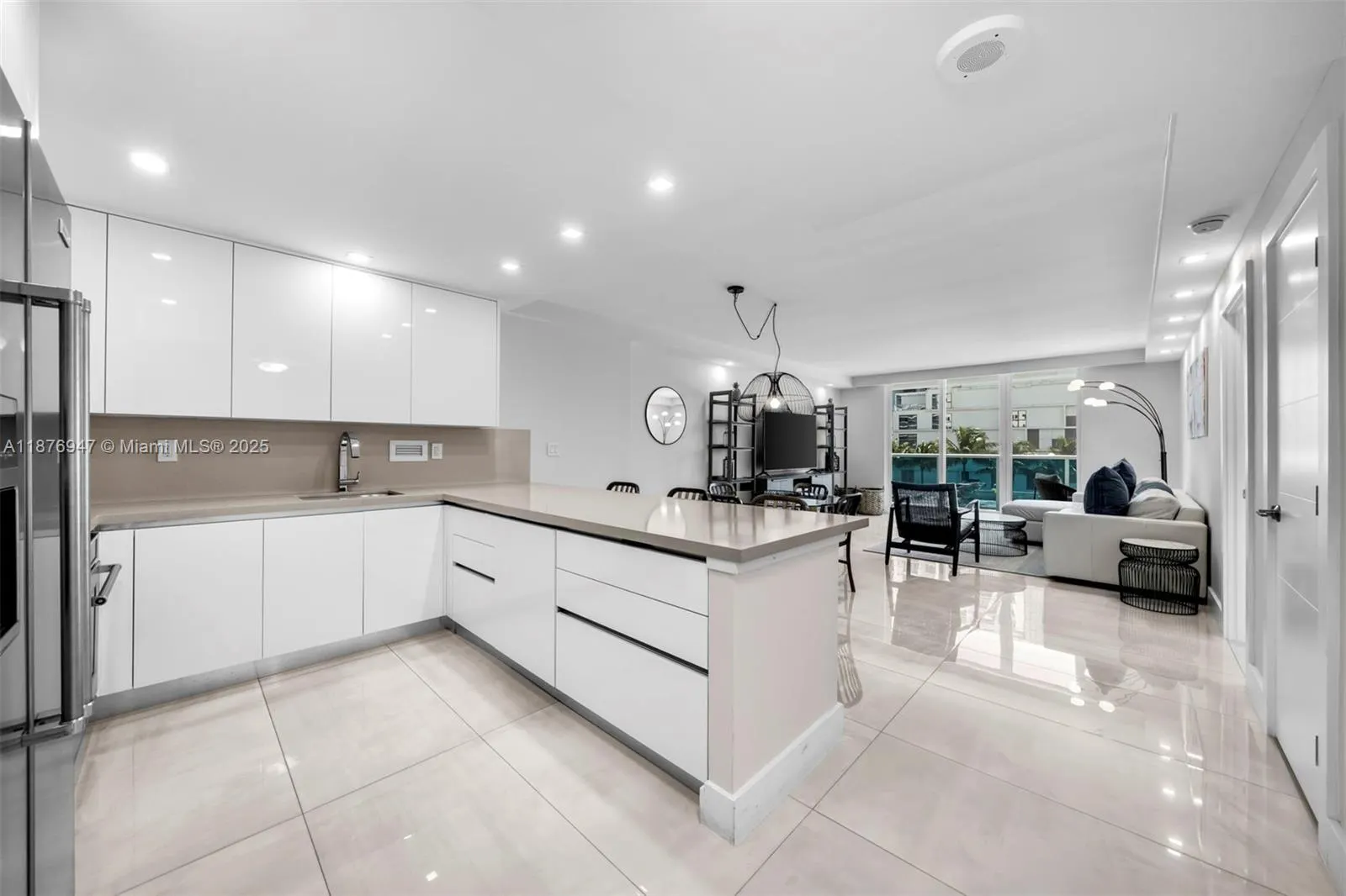 2301 Collins Ave, #303