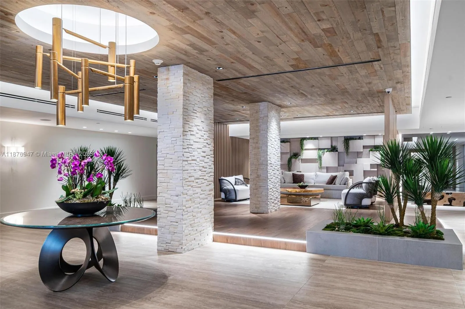 2301 Collins Ave, #303