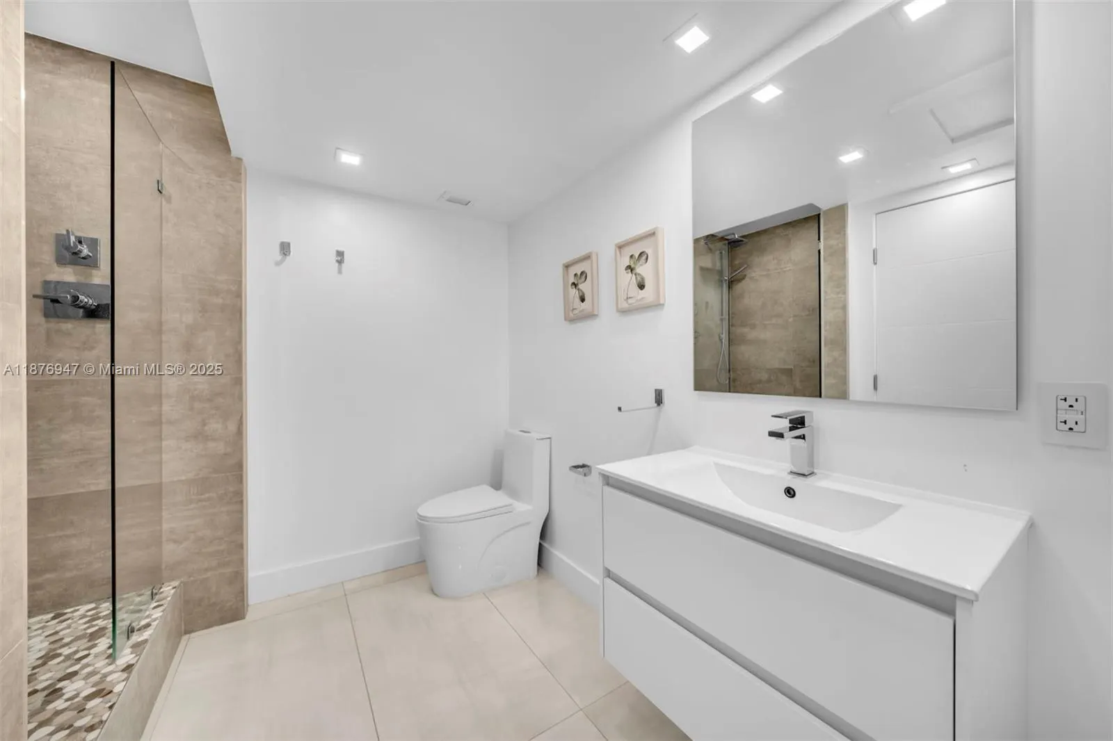 2301 Collins Ave, #303