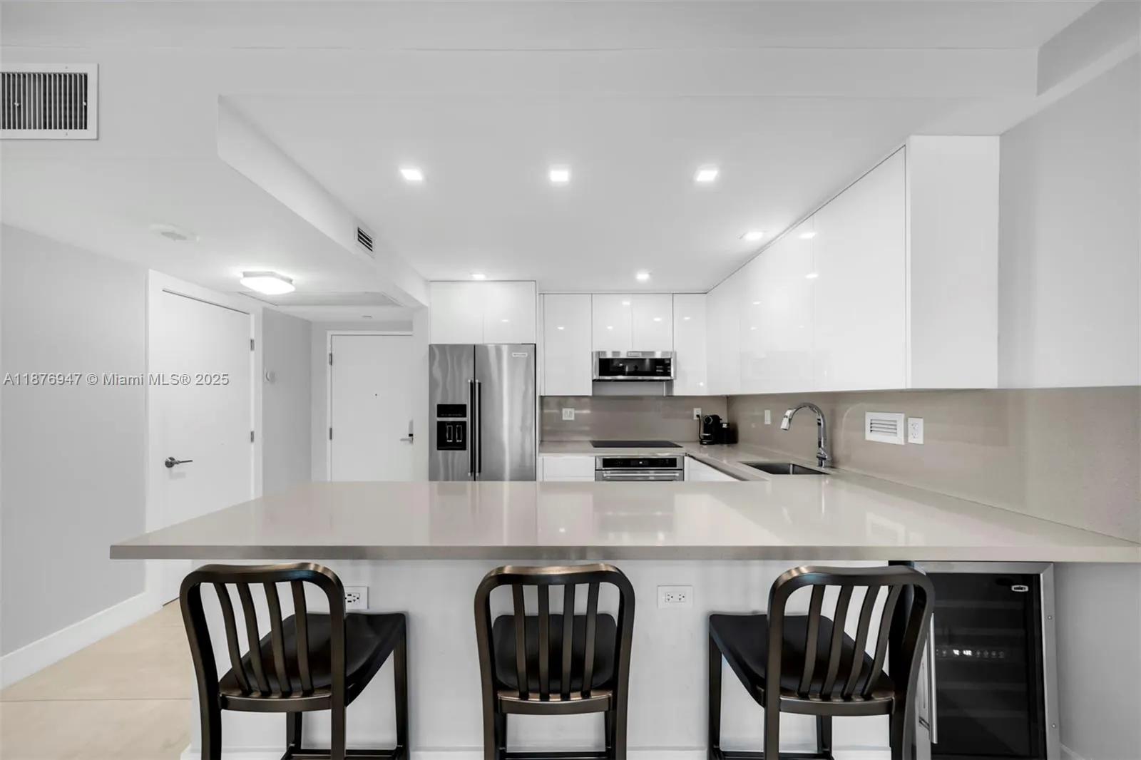 2301 Collins Ave, #303
