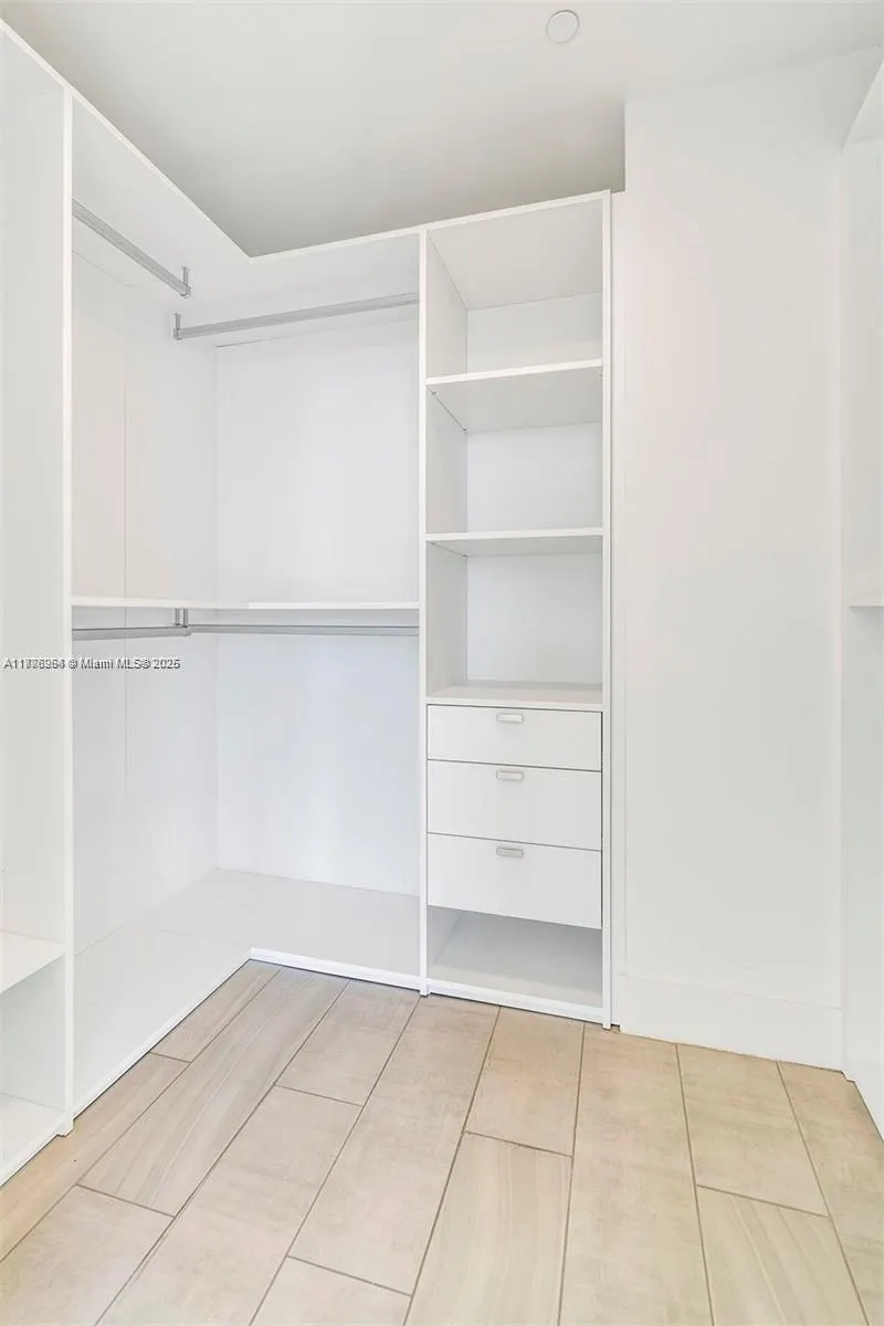 2000 Metropica Way, #907