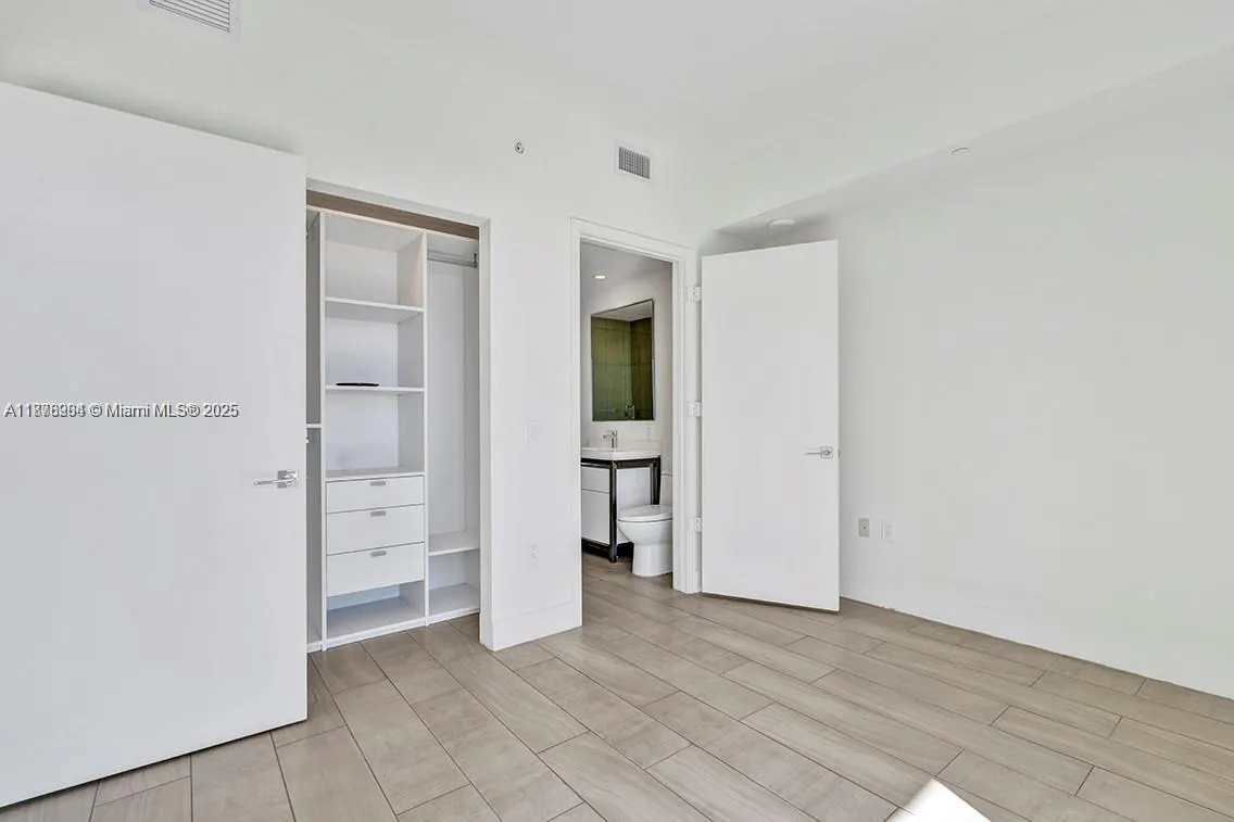 2000 Metropica Way, #907