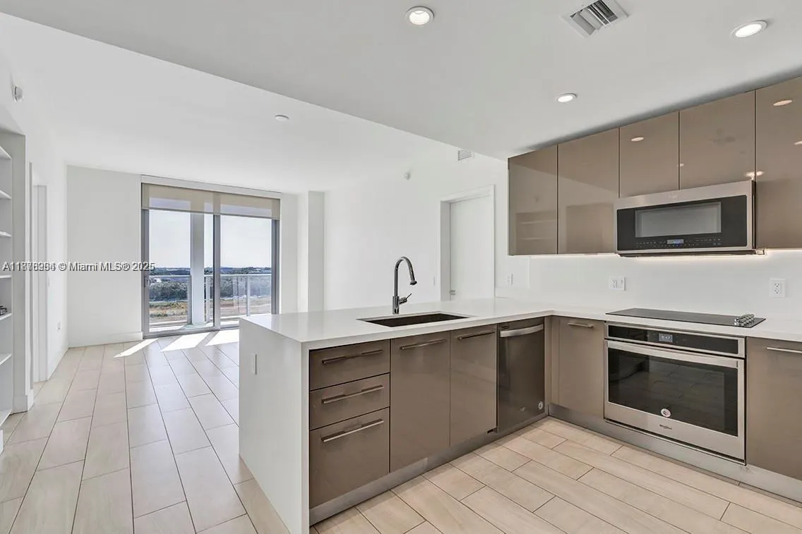 2000 Metropica Way, #907