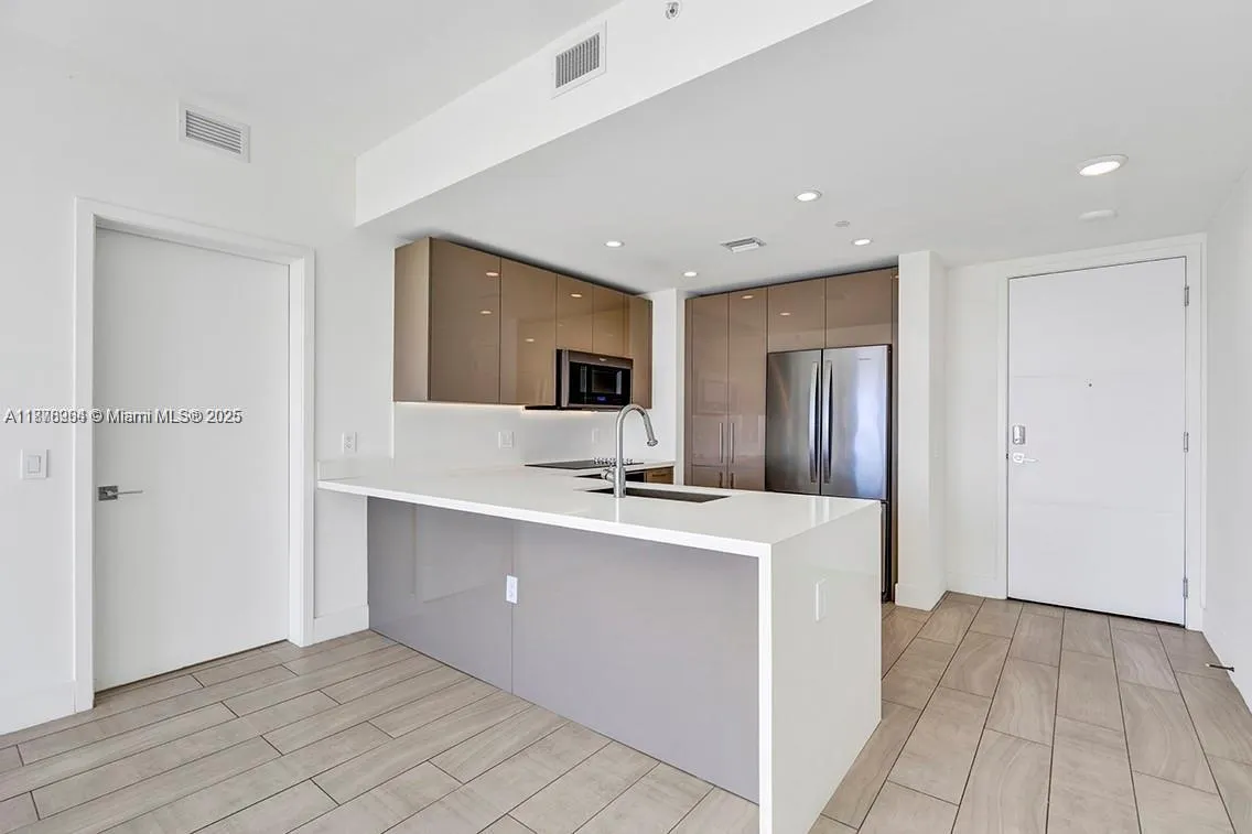2000 Metropica Way, #907
