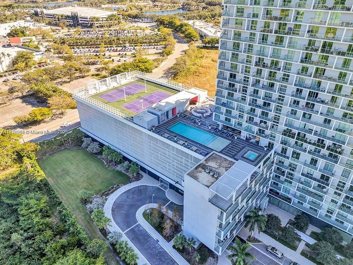 2000 Metropica Way, #907