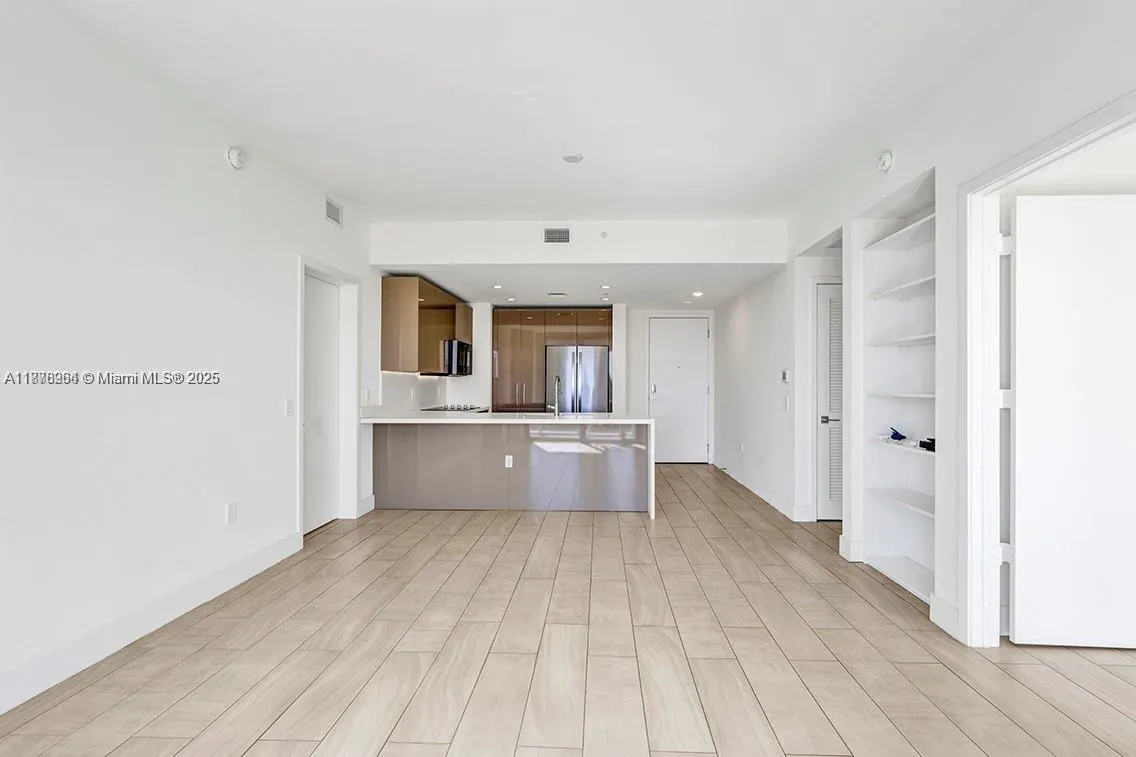 2000 Metropica Way, #907