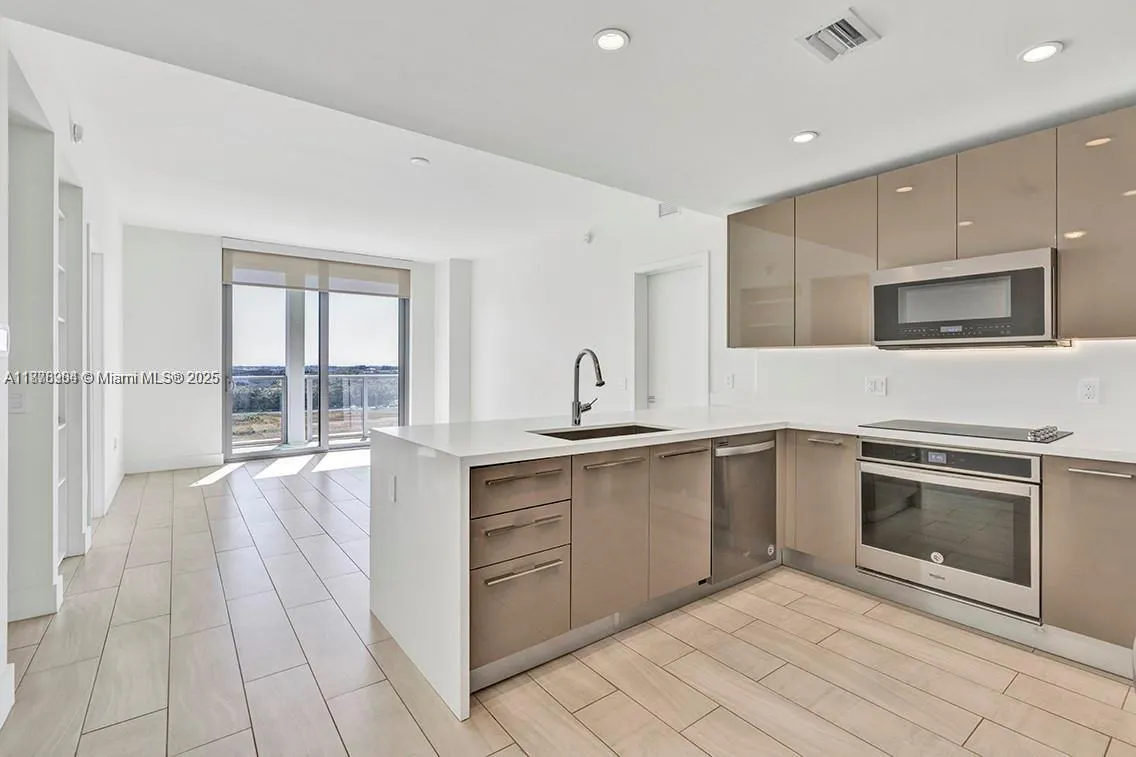 2000 Metropica Way, #907
