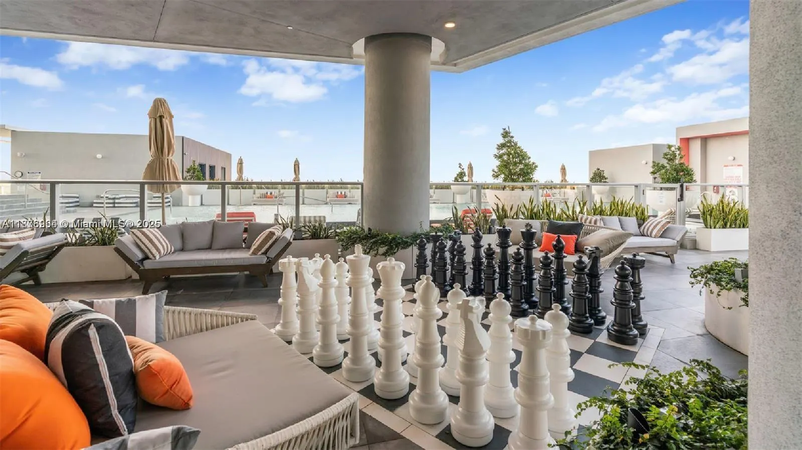 2000 Metropica Way, #907