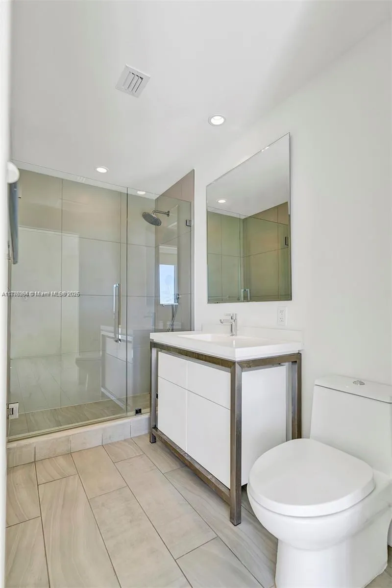 2000 Metropica Way, #907