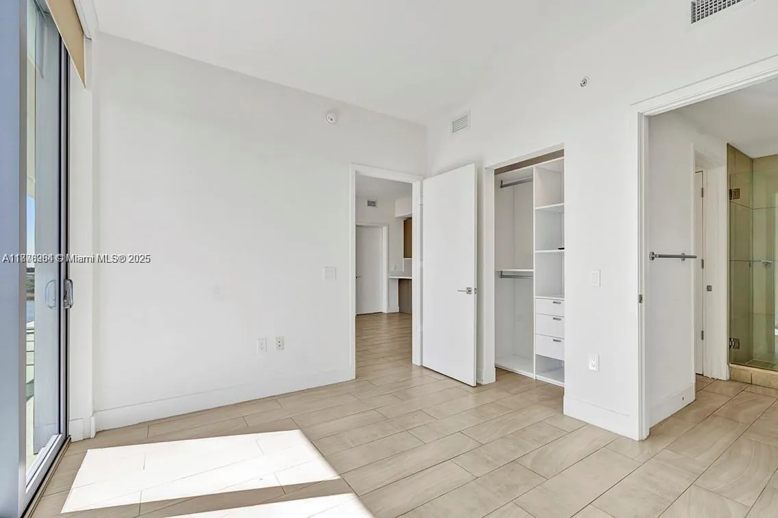 2000 Metropica Way, #907